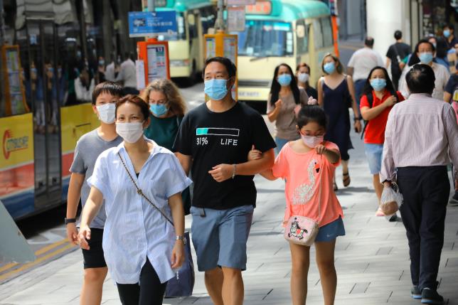本港疫情持續, 市民在公眾場所均要戴上口罩C(資料圖片)