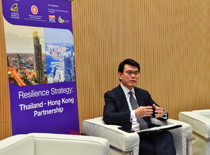  商務及經濟發展局局長邱騰華與商界談論香港製造的有關話題C(中新社資料圖片)