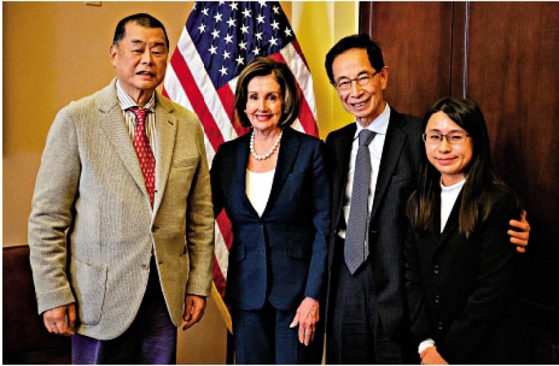 黎智英去年十月下旬，夥同李柱銘(左三)與美國眾議院議長佩洛西(左二)等人會面，乞求美制裁香港。 