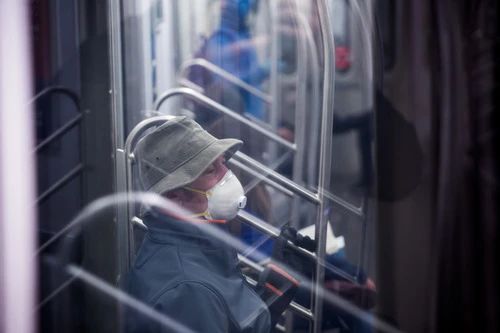 2020年3月17日A一名戴着口罩和手套的乘客在美國紐約乘坐地鐵C新華社
