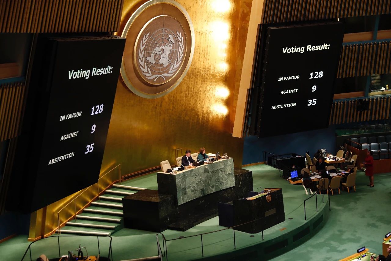 這是2017年12月21日在位於紐約的聯合國總部拍攝的聯合國大會緊急會議現場C聯合國大會當天通過一項決議A認定任何宣稱改變耶路撒冷地位的決定和行動u無效vC新華社