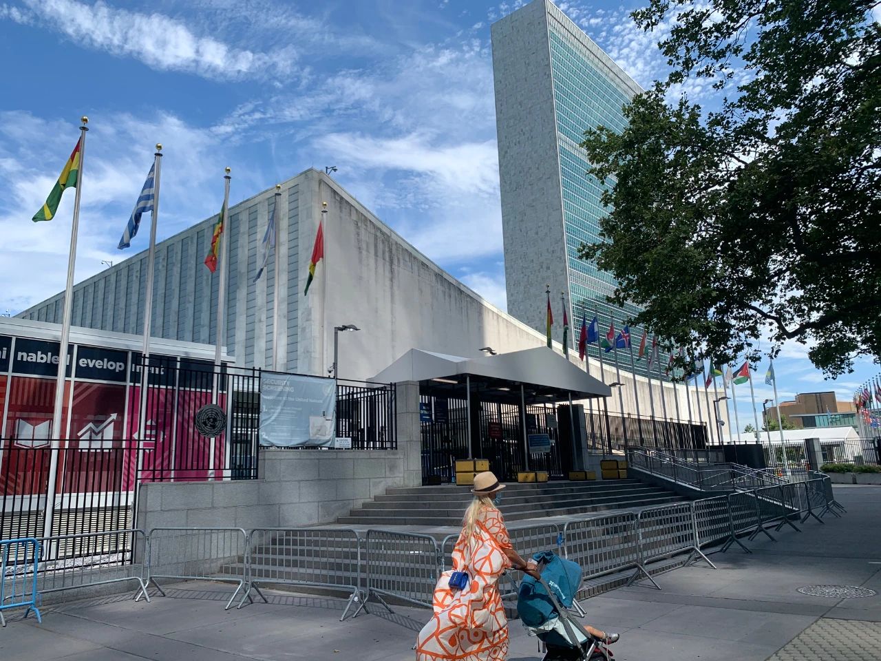 2020年7月20日A一名推童車的女子經過位於紐約的聯合國總部遊客入口處C新華社