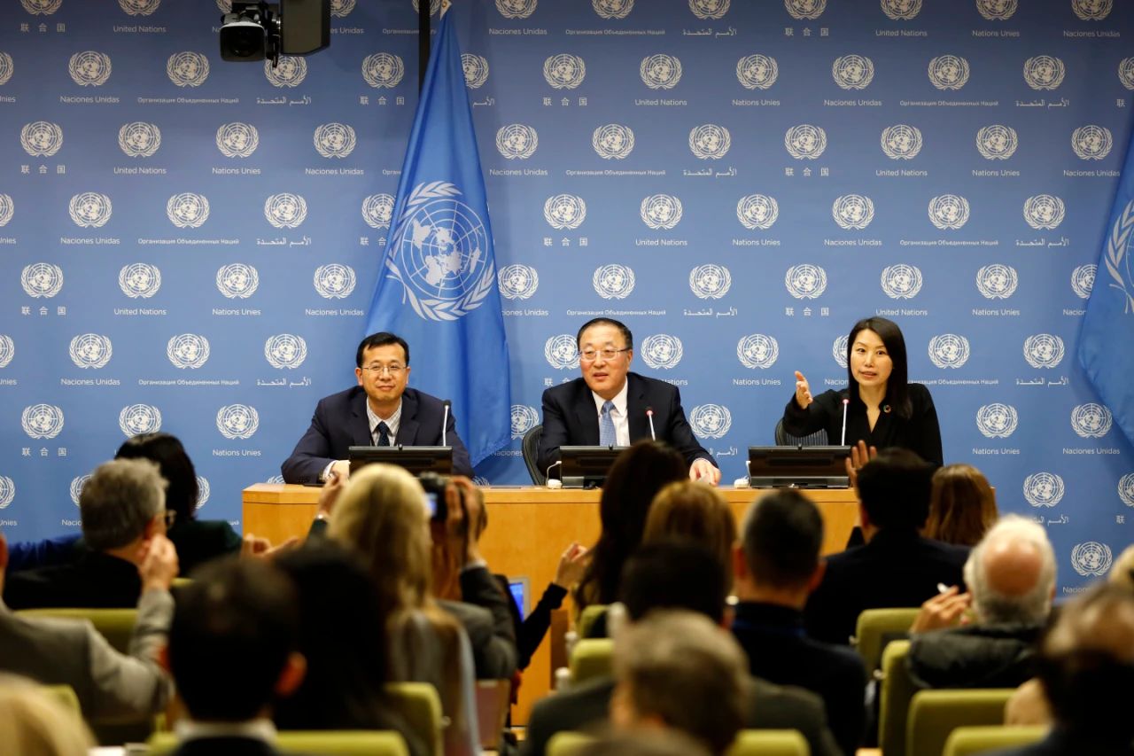 2020年3月2日A在位於紐約的聯合國總部A中國常駐聯合國代表B安理會3月輪值主席張軍(中)在吹風會上向記者講話C新華社