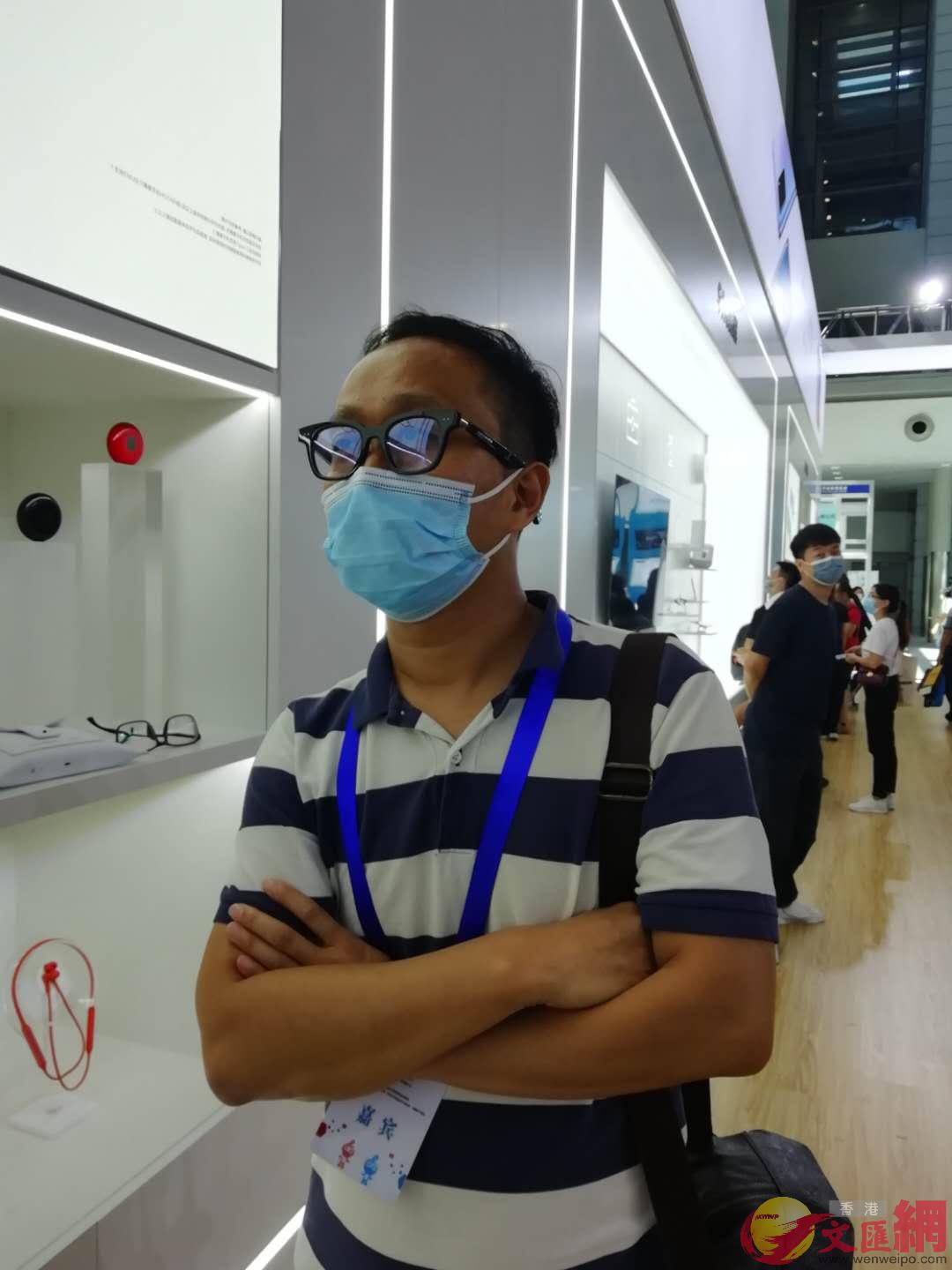 華為研發的眼鏡可以接打電話C記者 李昌鴻 攝