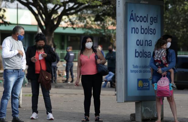 巴西民眾外出時須佩戴口罩C]新華社資料圖片^