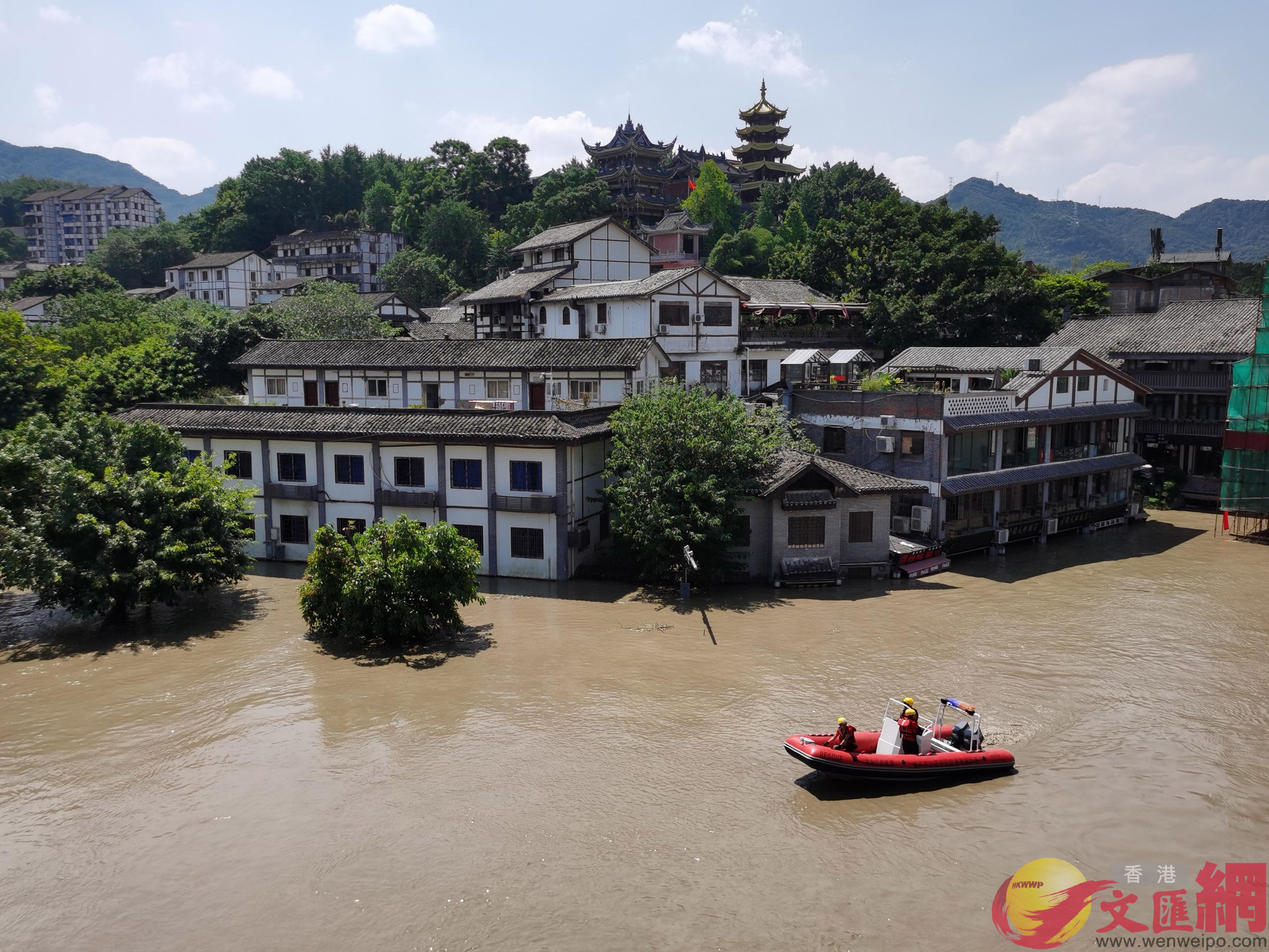 8月17日上午A重慶磁器口古鎮沿江商舖一樓被淹沒C]記者 張蕊 攝^