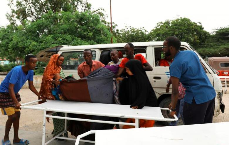 索馬里首都星期天晚上遭遇恐襲A超過40人死傷C圖為當地民眾協助一名傷者上救護車擔架C(路透社)