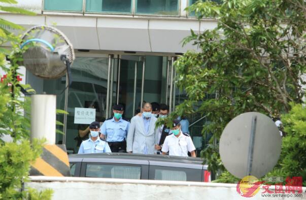 警方10日上門拘捕黎智英並從壹傳媒大樓取走大批物證C]大公文匯全媒體資料圖片^