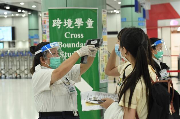 受疫情影響A本港中小學開學時間遙遙無期A不少跨境生家長萌生退學念頭C]中新社資料圖片^