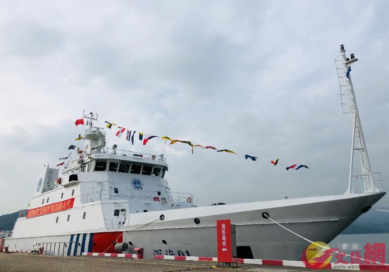 中國自主設計建造的首艘油電混動海上執法船u深海01v輪在深圳交接入列(記者黃仰鵬攝)