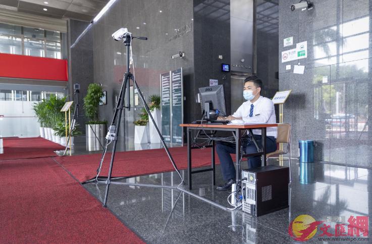 深圳地鐵大廈來訪人員出示健康碼及測量體溫 記者 郭若溪攝