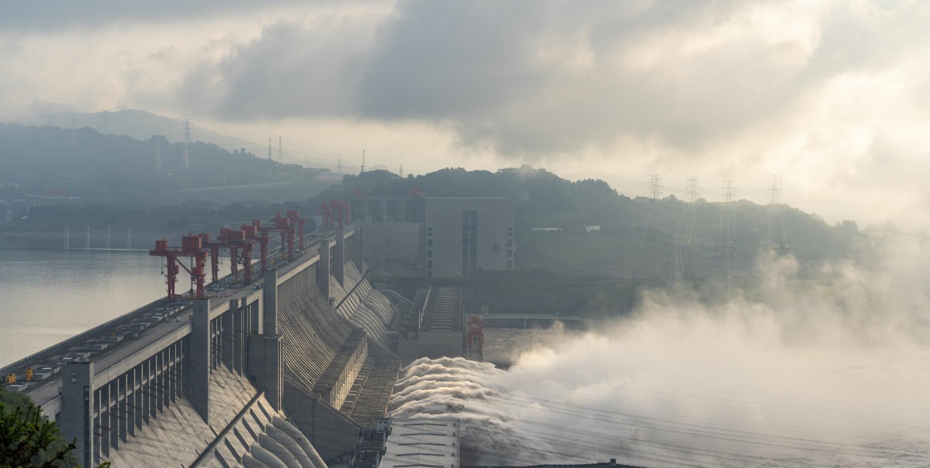 圖為長江三峽樞紐工程於8月18日開啟洩洪深孔洩洪C