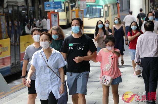 本港疫情持續, 市民在公眾場所均要戴上口罩C(大公文匯全媒體資料圖片)