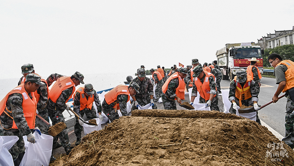 7月25日A合肥環巢湖大道肥西段A官兵正在裝填沙袋加固堤壩C