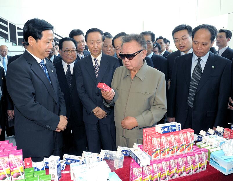 2011年8月A金正日參觀蒙牛乳業公司齊齊哈爾分公司C