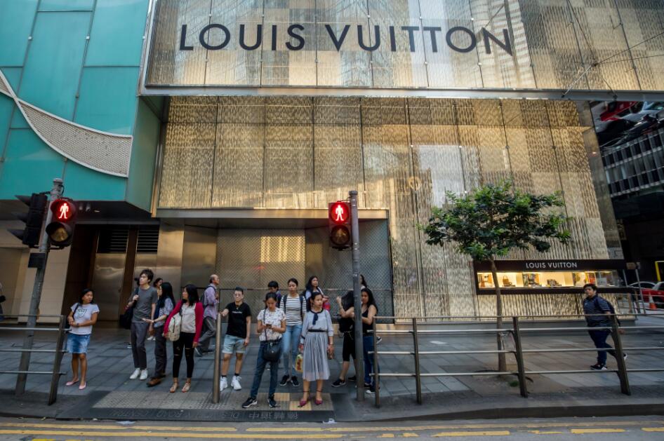 消息指A路易威登(Louis Vuitton)B香奈兒(Chanel)等奢侈品牌會於9月再次漲價C彭博社