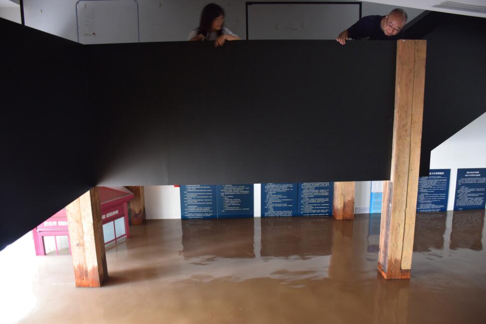 8月21日洪水湧入書店一樓A書店員工在二樓觀察洪水C受訪者供圖