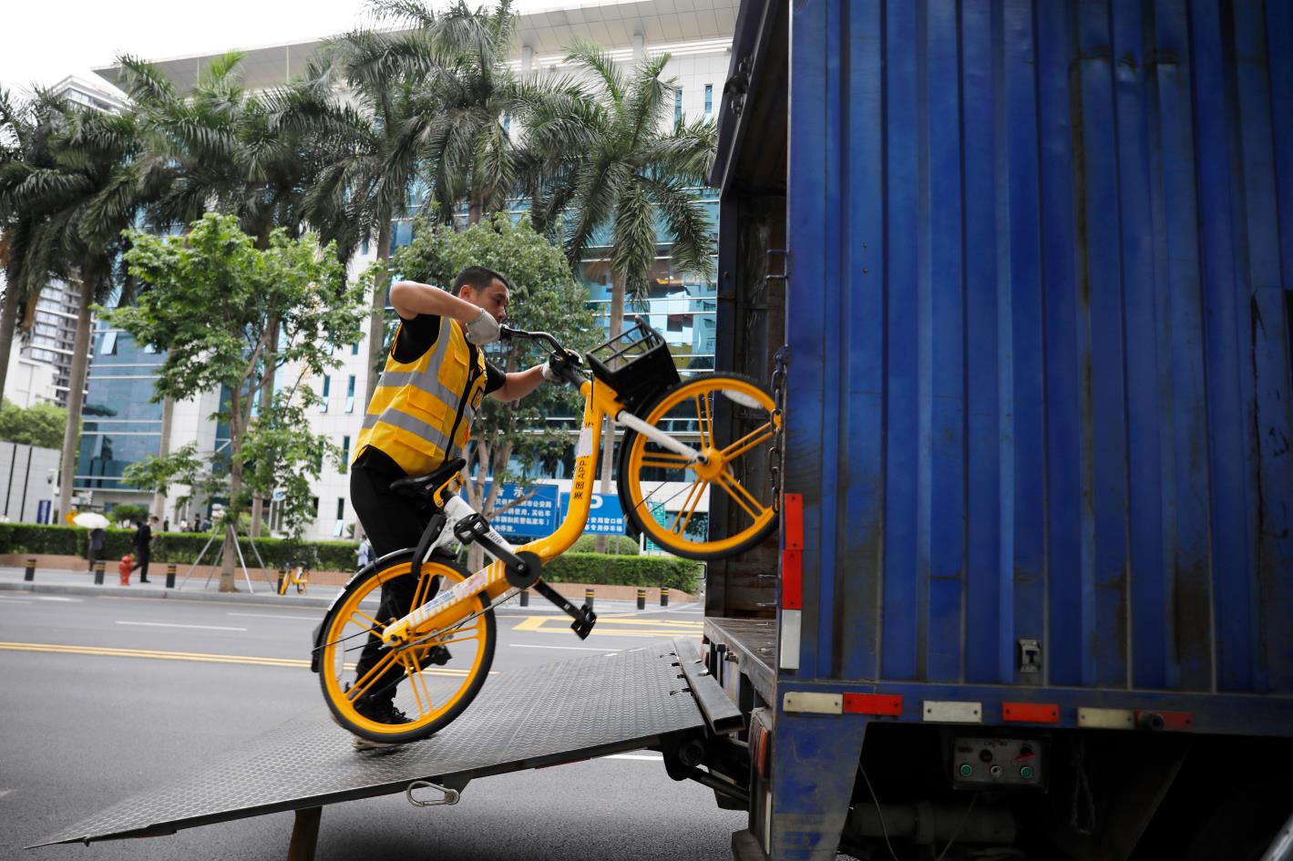 共享單車運維工作人員在搬運共享單車 
