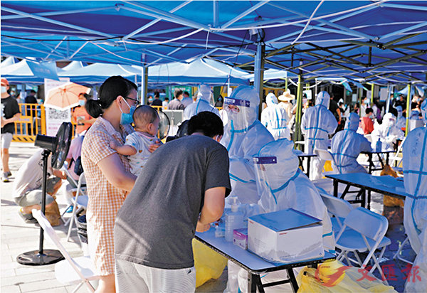 8月15日AIBC大廈門外A核酸檢測採樣處A醫護人員全副武裝為市民進行核檢採樣C]資料圖片^ 
