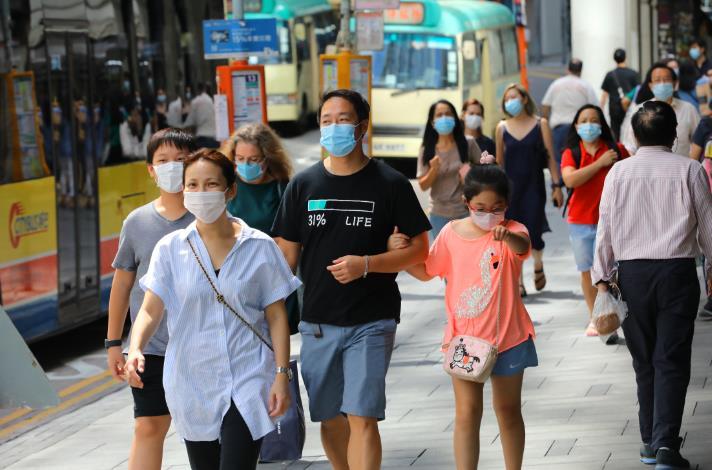 本港累計有4710宗確診,市民在公眾場所均要戴上口罩C(資料圖片)