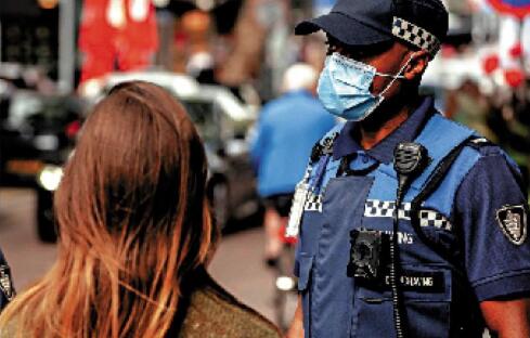 荷蘭警察23日在街頭檢查防疫情況/法新社