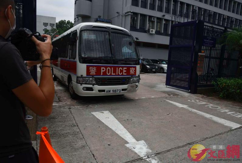 許智峯今日中午由上水警署被押往西九龍裁判法院C(大公文匯全媒體記者攝)