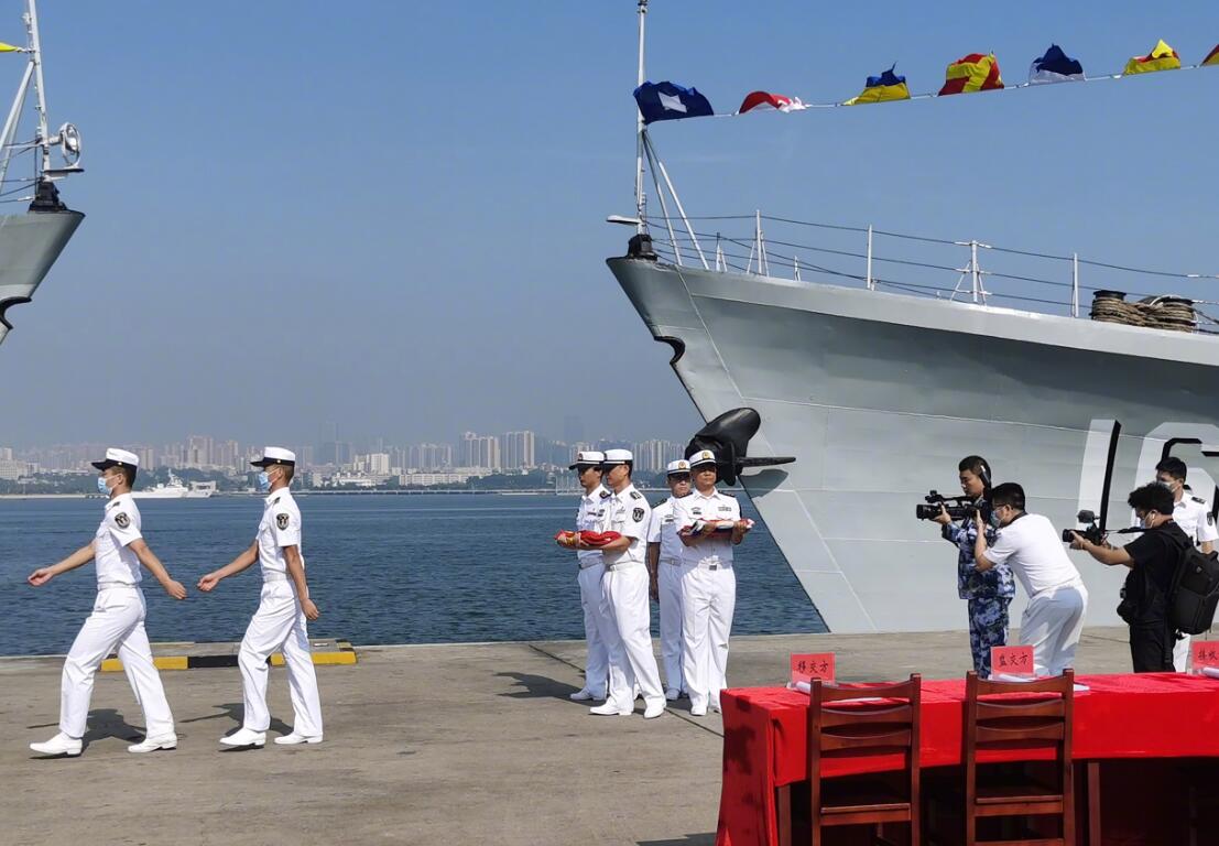 28日中午A拖船起航將166艦拖至上海A維修清理後將溯長江而上至重慶九龍坡C]受訪者 供圖^