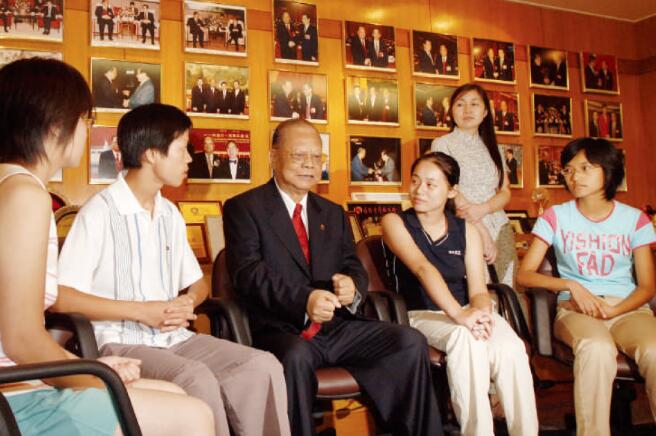 2005年8月17日A曾憲梓與來自河南省的學生代表們親切交流]圖G大文集團^