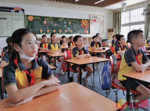 羅湖港人子弟學校採用兩地課程教學A可以在香港和內地升學A是不少跨境童回流的去向C圖為學校學生在上課C]大公文匯全媒體記者 李望賢 攝^