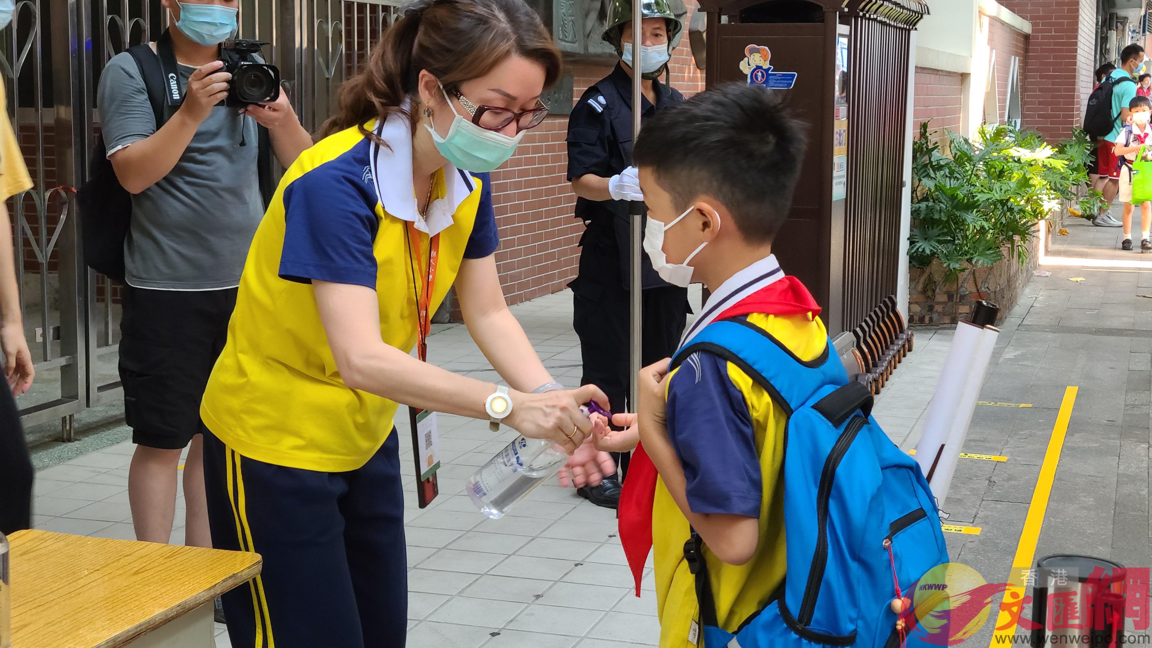 學生進入校門前A有專門的老師為學生噴灑手部洗手液