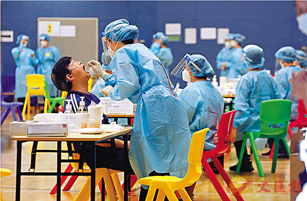 檢測過程安全B方便B快捷A市民普遍感受到醫護人員專業體貼的採樣服務C]香港文匯報記者 攝^