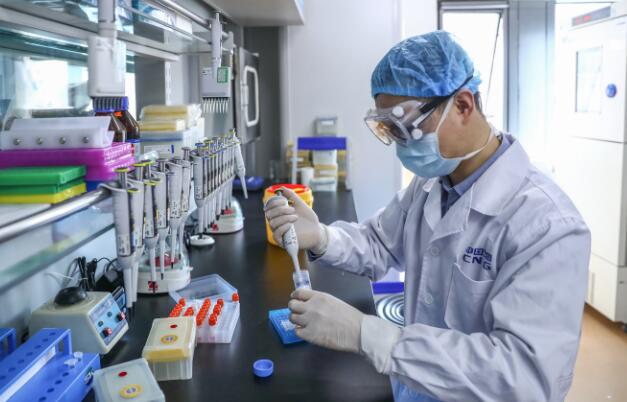 內地工作人員在檢測新冠疫苗樣品C]新華社資料圖片^