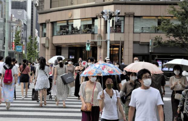 東京再多136人染疫,市民外出戴口罩。(中新社資料圖片) 東京再多136人染疫,市民外出戴口罩。(中新社資料圖片)