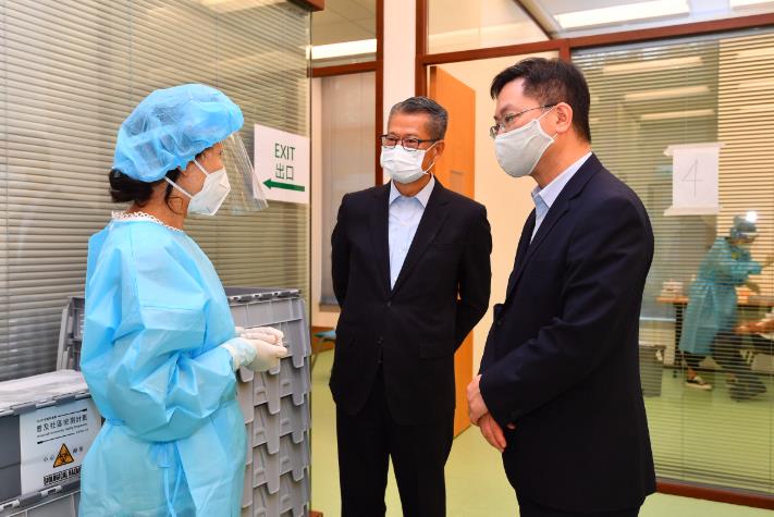 陳茂波日前到位於科學園的社區檢測中心,視察運作情況並給前線工作人員打氣。(陳茂波網誌圖片) 陳茂波日前到位於科學園的社區檢測中心,視察運作情況並給前線工作人員打氣。(陳茂波網誌圖片)