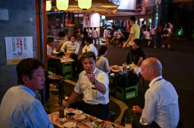 東京都內所有提供酒類的餐廳及卡拉OK,必須提早在晚上10點前關閉。(法新社資料圖片) 東京都內所有提供酒類的餐廳及卡拉OK,必須提早在晚上10點前關閉。(法新社資料圖片)