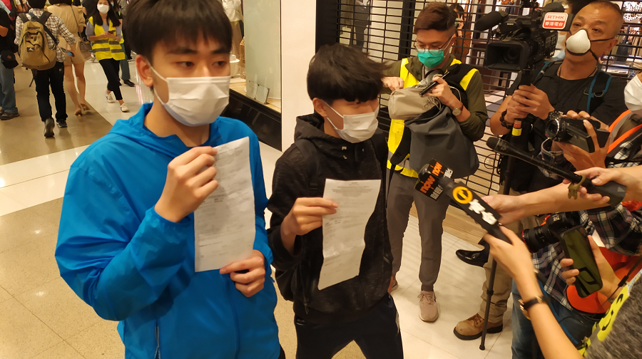 示威常客uLunch仔v(左)早前在IFC商場內A因違反限聚令被票控C]資料圖片^