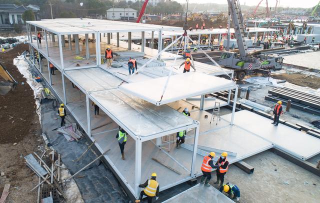 1月28日，在武漢火神山醫院建設工地，來自中建三局的工人正在施工。